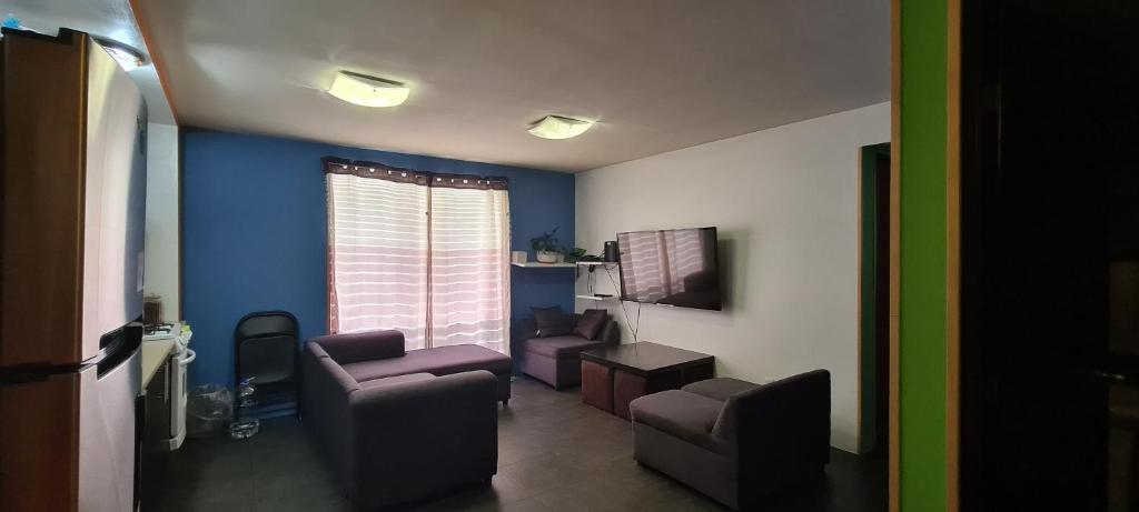 - un salon avec deux chaises et une fenêtre dans l'établissement Condominio Reforma 96, à Mexico