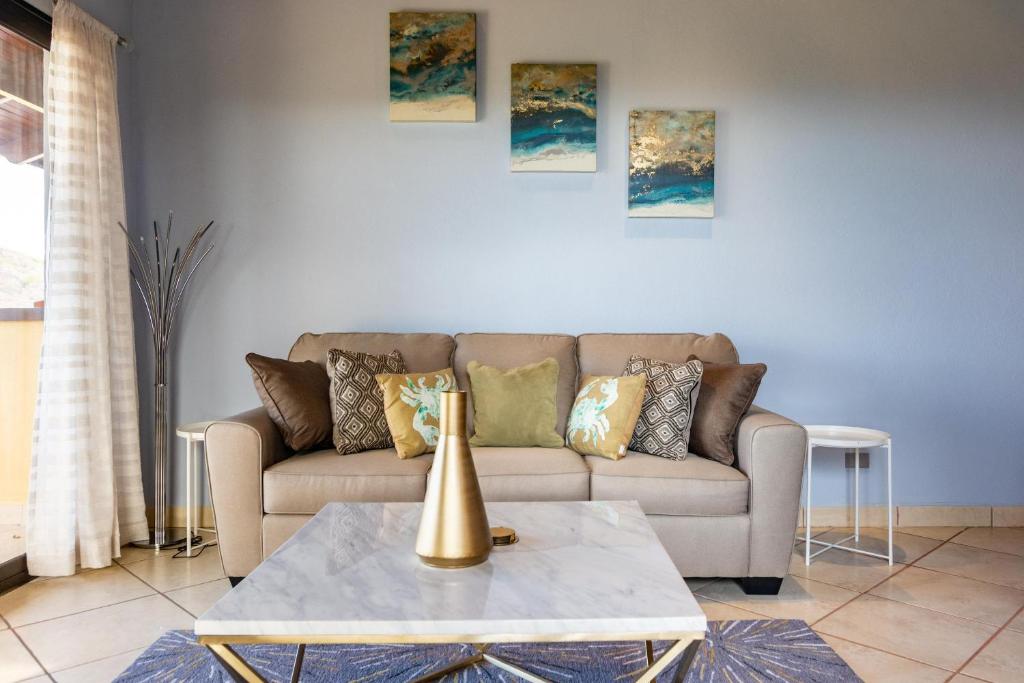 Posezení v ubytování Modern, Immaculate Unit in Flamingo with Spectacular Ocean Views