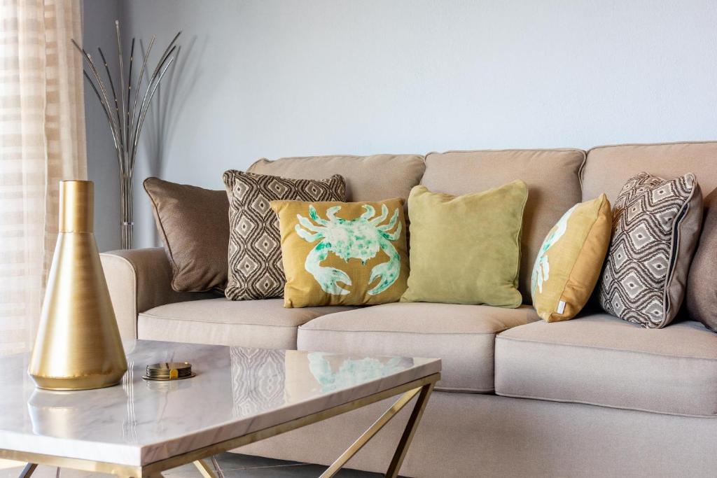 Posezení v ubytování Modern, Immaculate Unit in Flamingo with Spectacular Ocean Views
