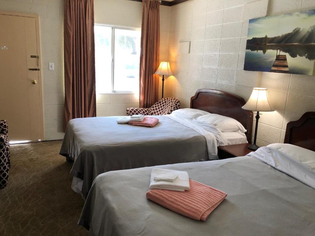 Postel nebo postele na pokoji v ubytování Rolling Hills Motel