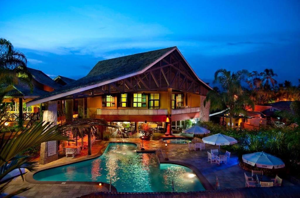 um resort com uma piscina em frente a um edifício em Ilha Flat Hotel Suíte Bella - 4207 - Ilhabela em Ilhabela