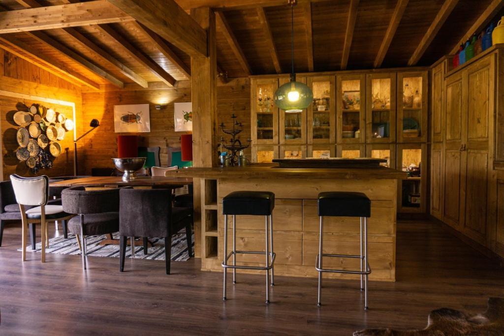 cocina con barra, mesa y sillas en Casa da Almoinha, en Unhais da Serra
