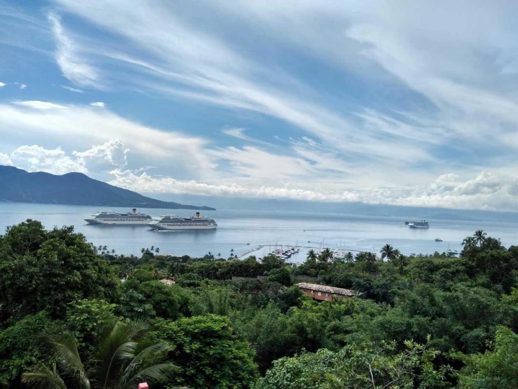  Casa com Varanda Frente o Mar em Ilhabela-SP