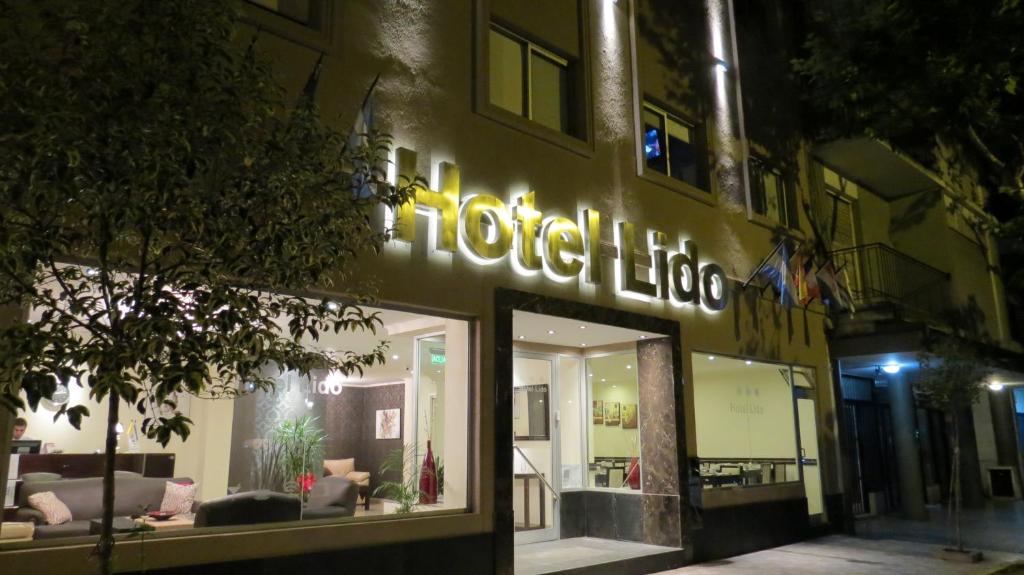 un frente de tienda con un cartel que lee Hotel Lloyd en Hotel Lido en Mar del Plata