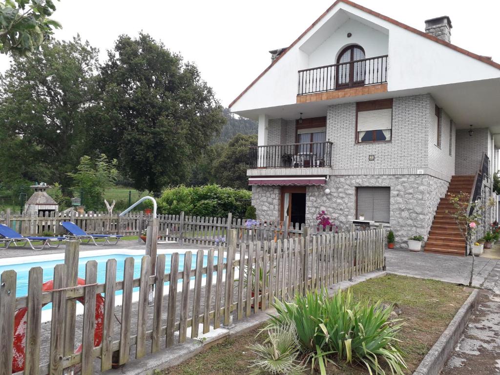 una casa con valla y piscina en Apartamentos Los Frutales, en Arnuero