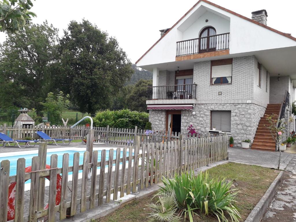 The swimming pool at or close to Apartamentos Los Frutales