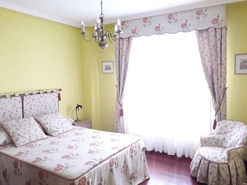 A bed or beds in a room at Apartamentos Los Frutales