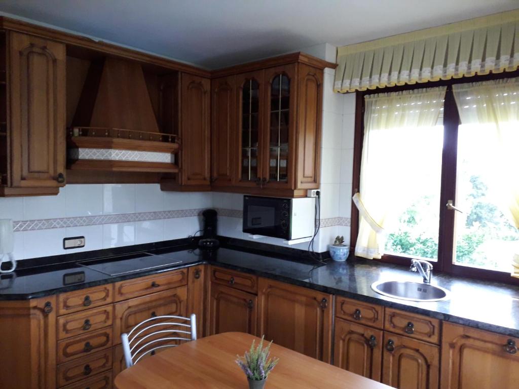 A kitchen or kitchenette at Apartamentos Los Frutales