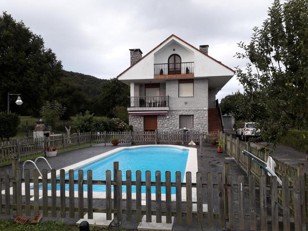 The swimming pool at or close to Apartamentos Los Frutales