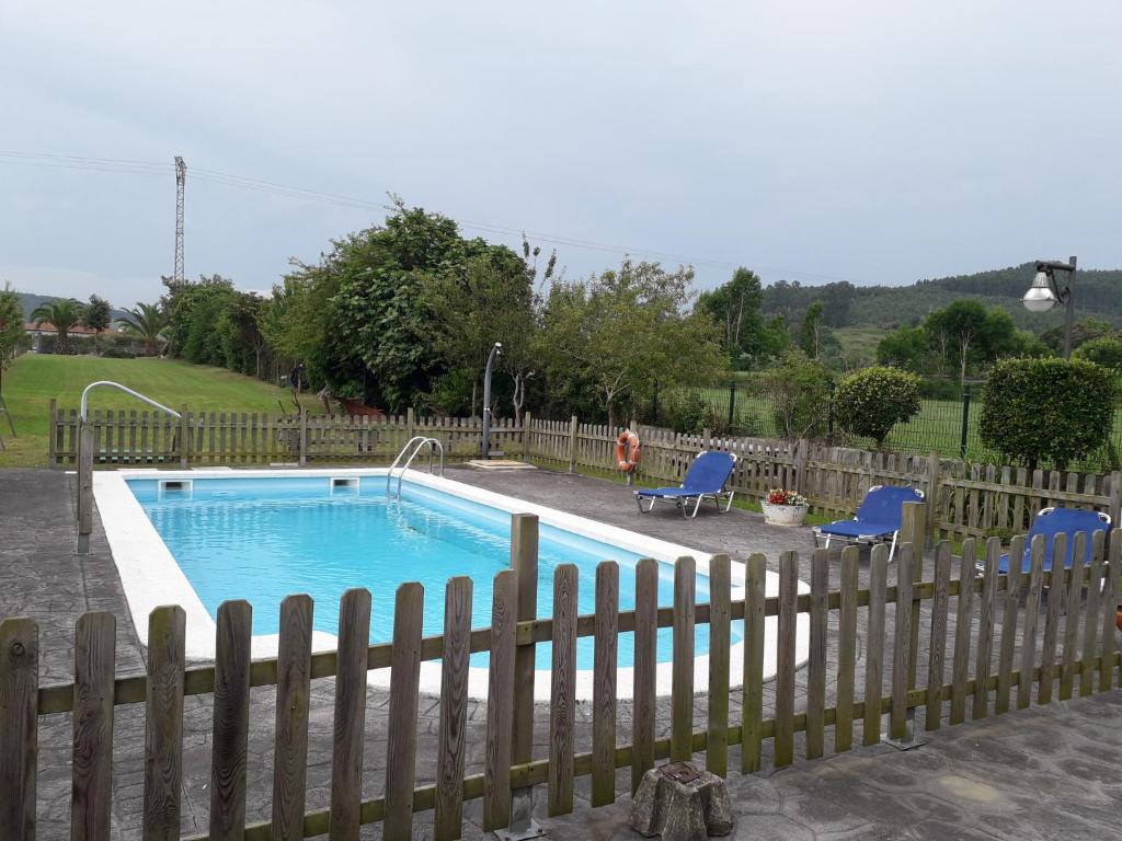 The swimming pool at or close to Apartamentos Los Frutales