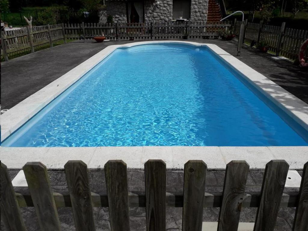 The swimming pool at or close to Apartamentos Los Frutales