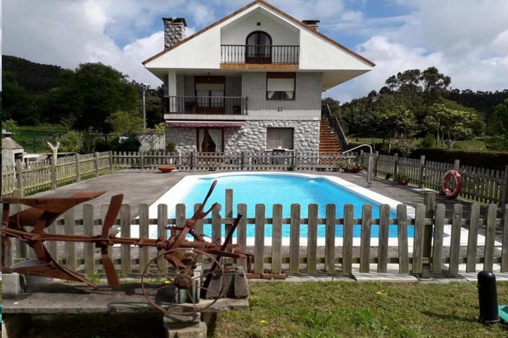 The swimming pool at or close to Apartamentos Los Frutales