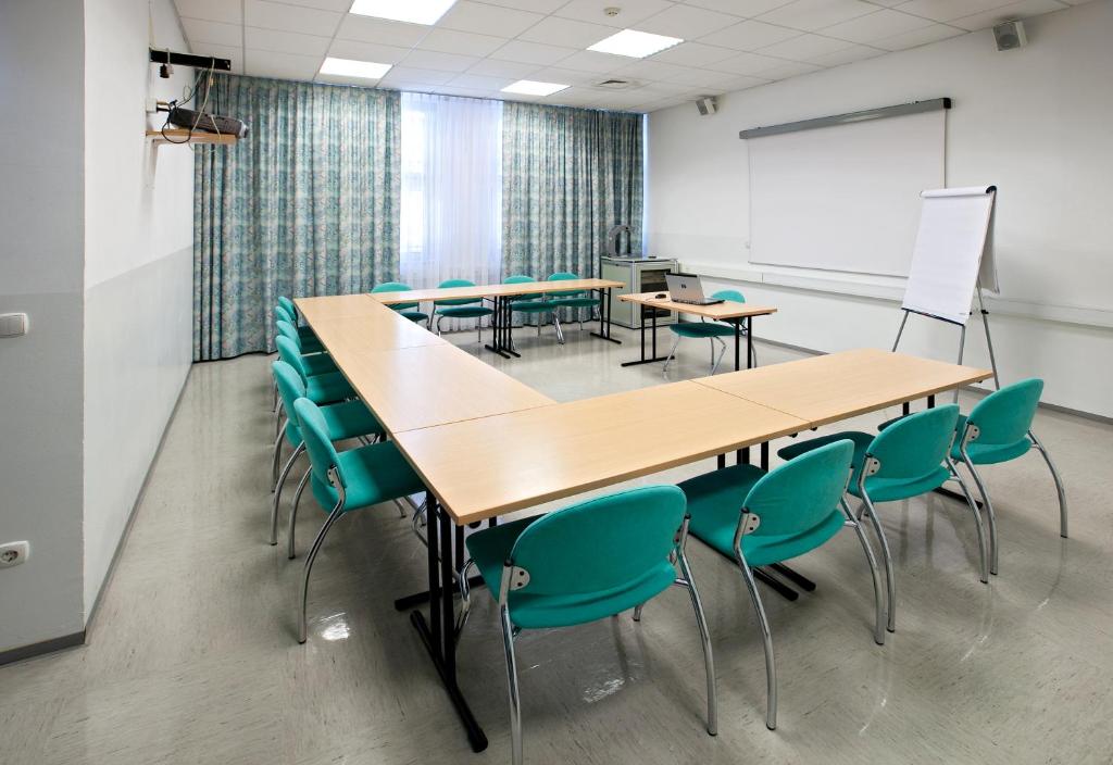 A área empresarial e/ ou a sala de conferências de Hotel Paka