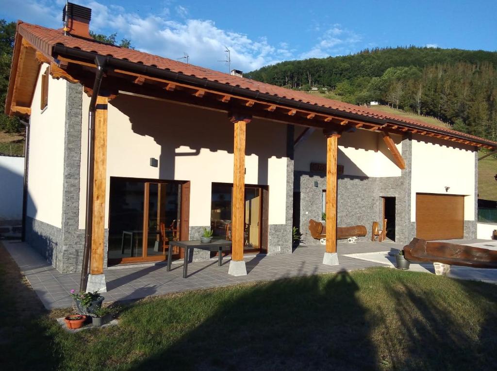 un pabellón con una mesa de picnic en el patio en Argixti, en Sumbilla