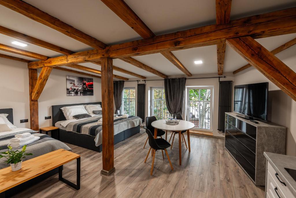 1 dormitorio con 1 cama y 1 mesa en una habitación en Apartamenty Kupiecka ścisłe centrum, en Zielona Góra