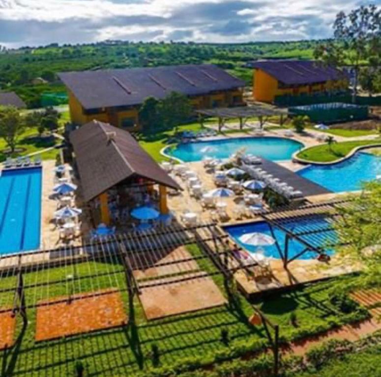 een luchtzicht op een resort met 2 zwembaden bij Winterville Resort em Gravatá/PE in Gravatá