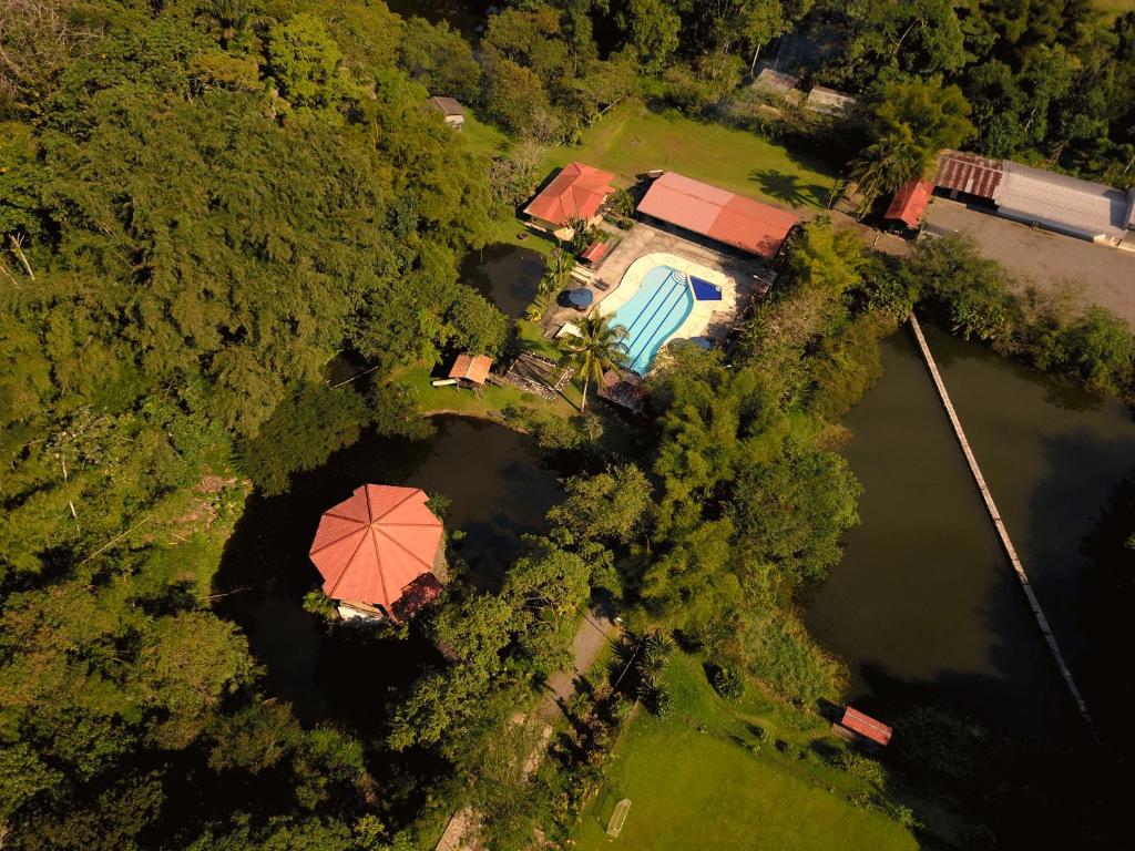 uma vista superior de uma casa com uma piscina e um guarda-sol em Hostería Ojo de Agua em Loreto