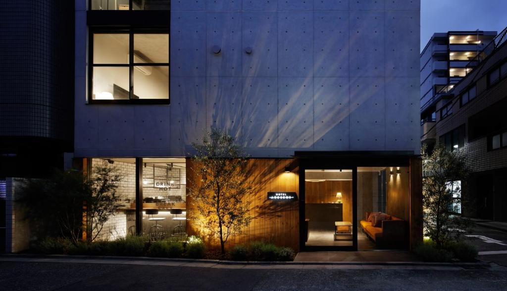uma casa moderna com uma grande fachada de vidro em Arcsens Tokyo em Tóquio