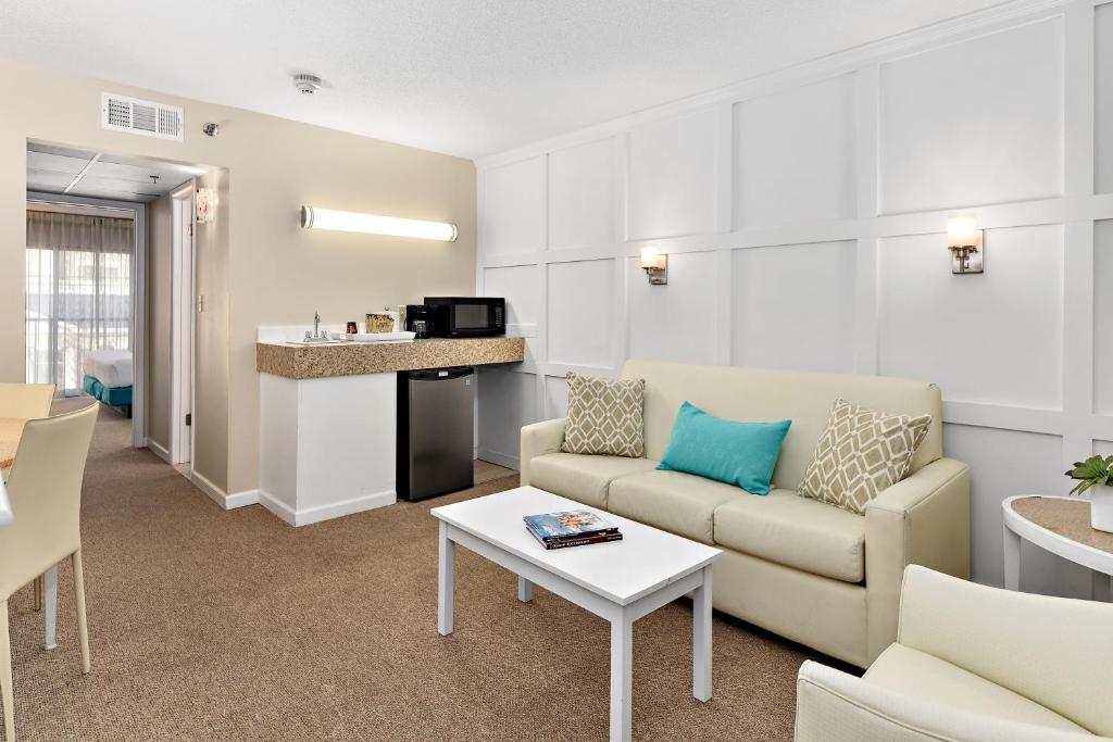 Kuchyň nebo kuchyňský kout v ubytování Brighton Suites Hotel