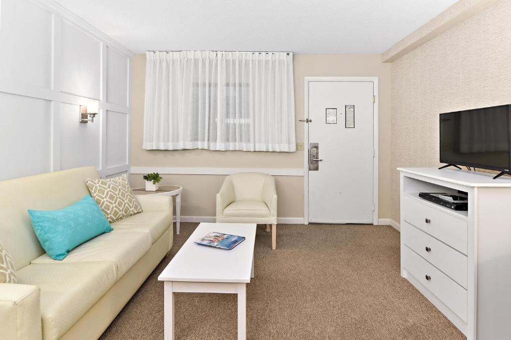 TV a/nebo společenská místnost v ubytování Brighton Suites Hotel
