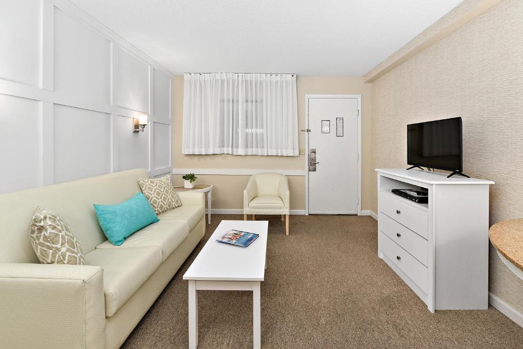 TV a/nebo společenská místnost v ubytování Brighton Suites Hotel