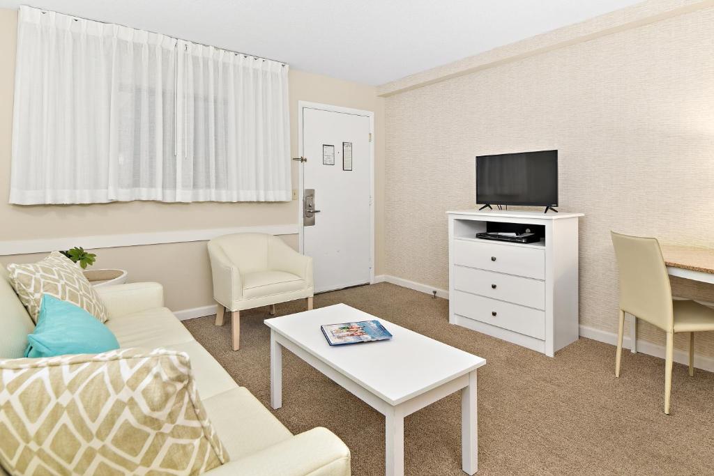 TV a/nebo společenská místnost v ubytování Brighton Suites Hotel