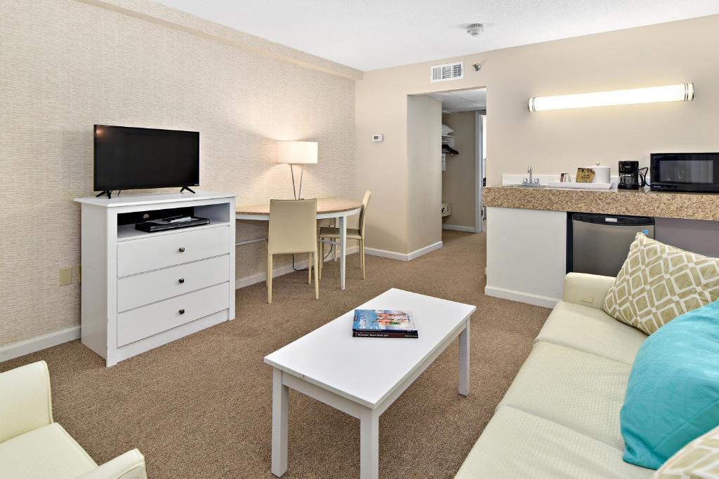 Kuchyň nebo kuchyňský kout v ubytování Brighton Suites Hotel