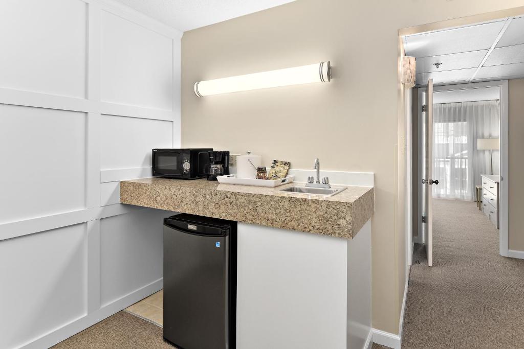 Kuchyň nebo kuchyňský kout v ubytování Brighton Suites Hotel
