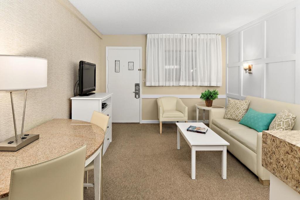 TV a/nebo společenská místnost v ubytování Brighton Suites Hotel