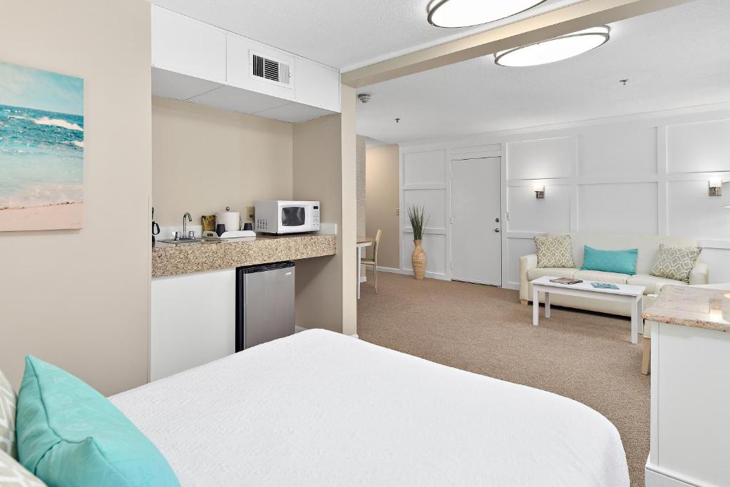 Kuchyň nebo kuchyňský kout v ubytování Brighton Suites Hotel