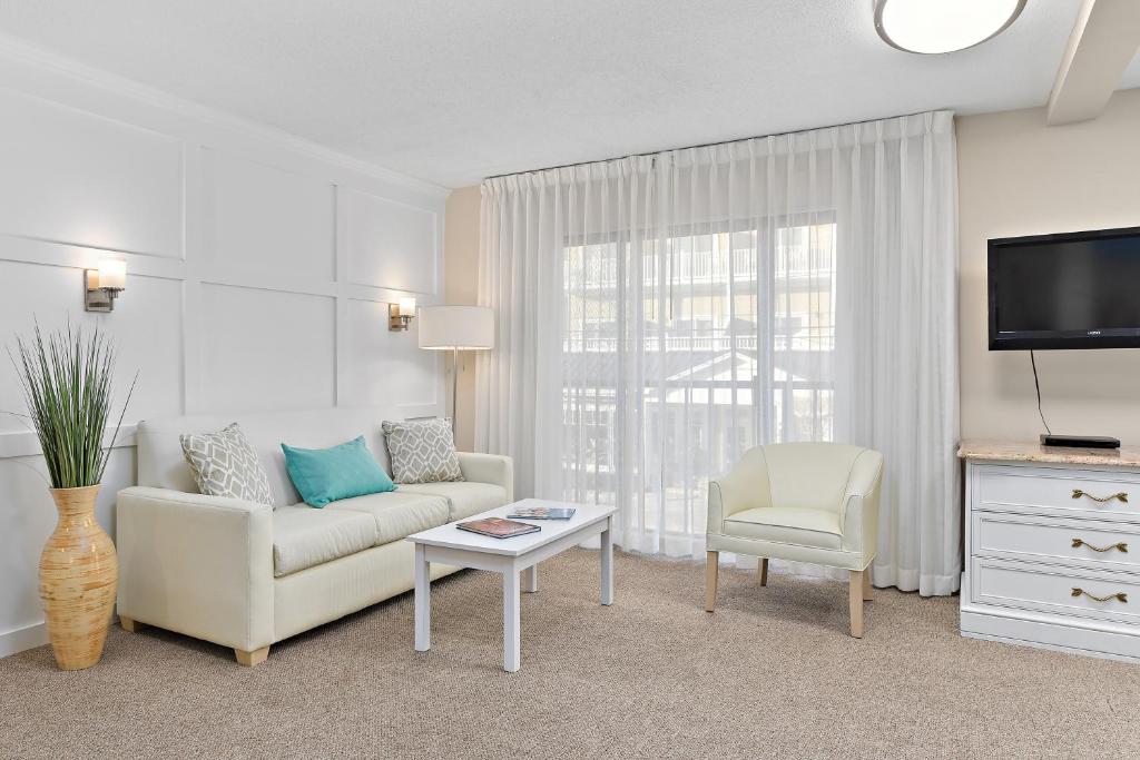 TV a/nebo společenská místnost v ubytování Brighton Suites Hotel