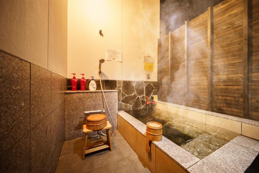 baño con lavabo y taburete. en Chachamaru no Oyado - Vacation STAY 85728, en Yufu