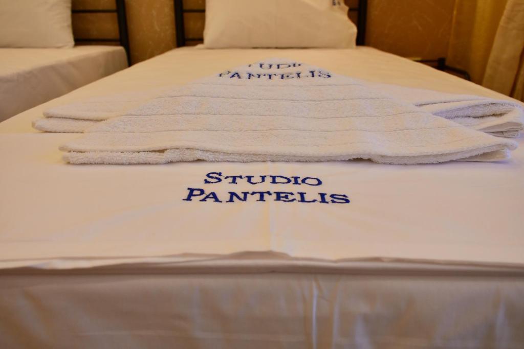 Postel nebo postele na pokoji v ubytování Studios Pantelis Corfu