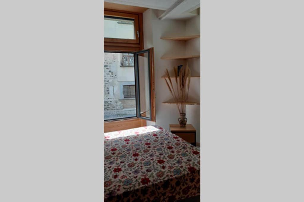 - une chambre avec un lit et une fenêtre dans l'établissement La casa sul parco, à Grosio