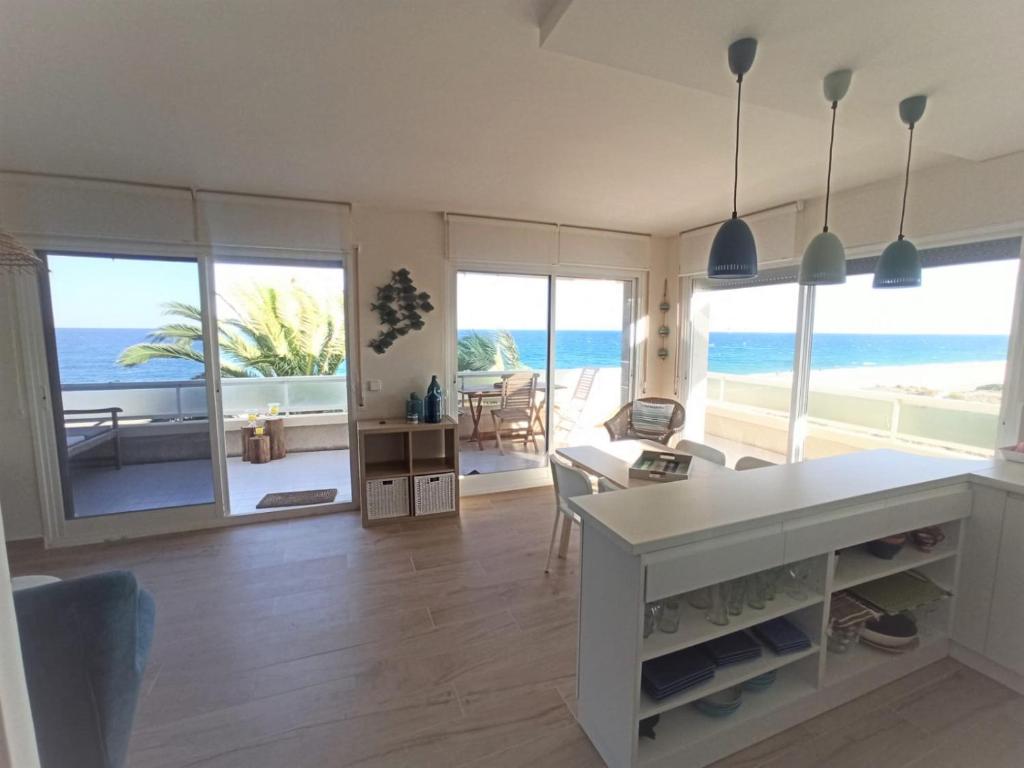 un salon avec vue sur l'océan dans l'établissement Paraíso, à Miami Platja