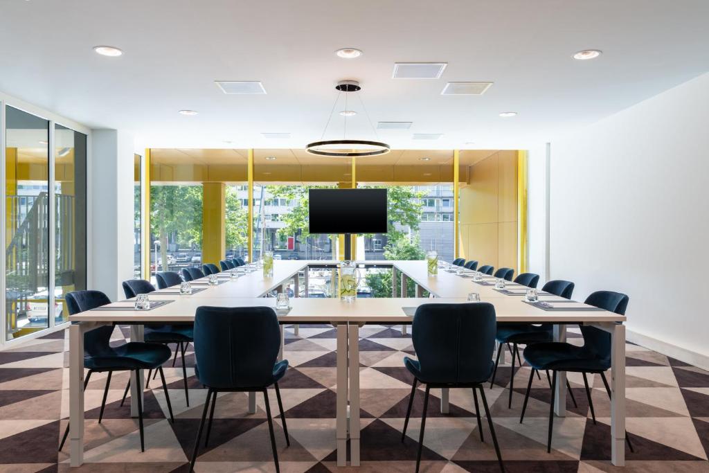 a large conference room with a long table and chairs at Holiday Inn Express Amsterdam - North Riverside by IHG in Amsterdam
