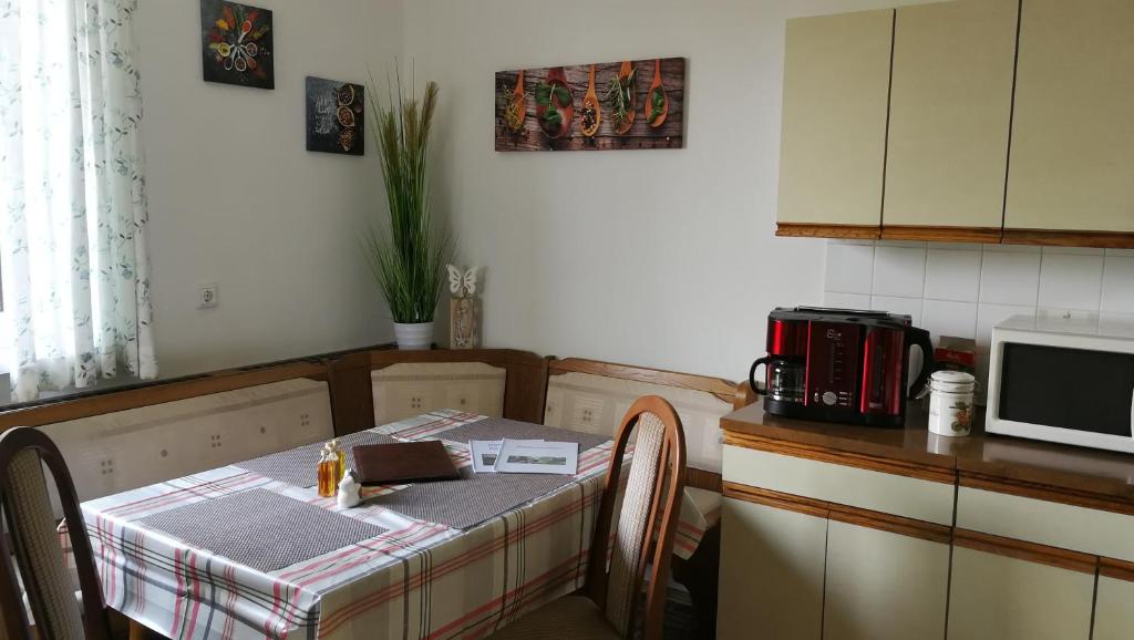 Kuchyňa alebo kuchynka v ubytovaní Haus Luisi