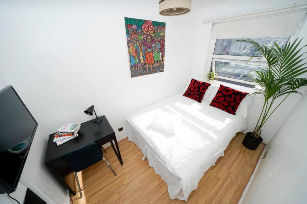 Bedroom w/ Inbuilt Wardrobe (Haggerston/London Fields)