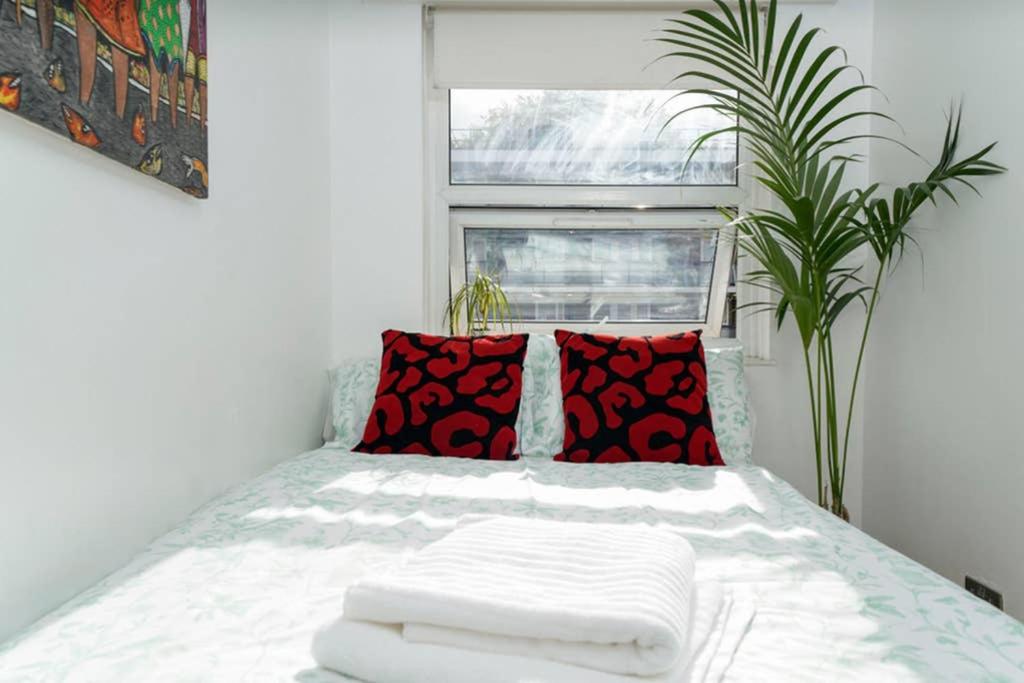 Bedroom w/ Inbuilt Wardrobe (Haggerston/London Fields)