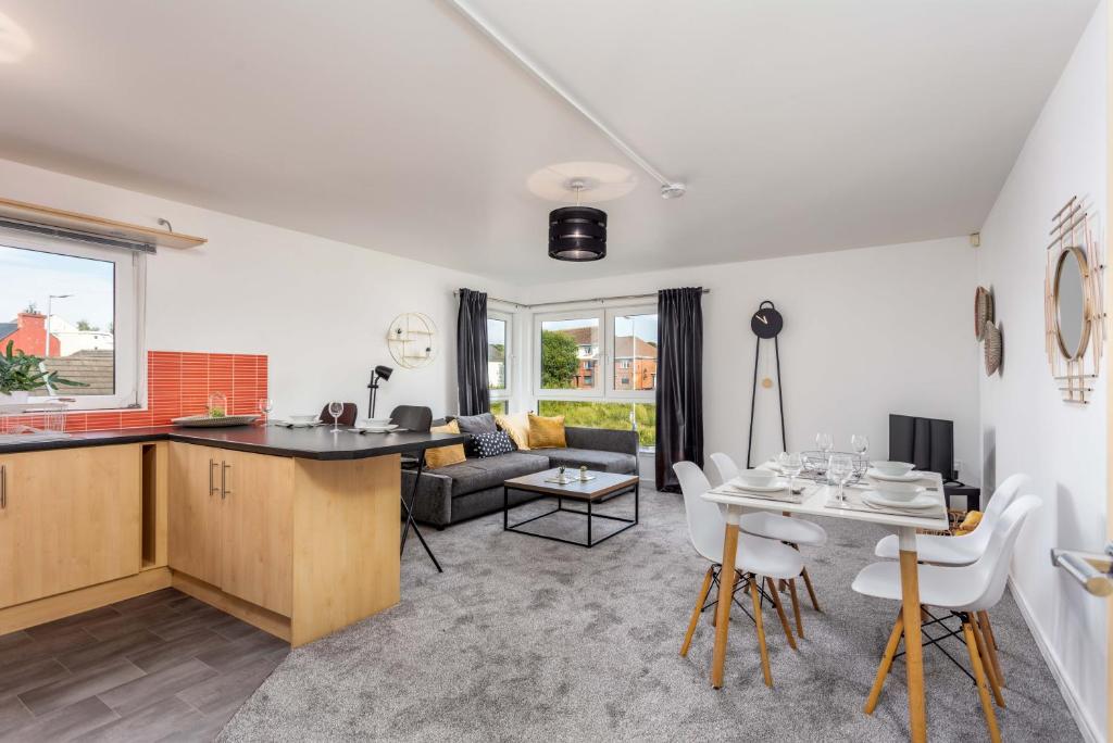 Il comprend une cuisine et un salon avec une table et des chaises. dans l'établissement Walker Suite No82 - Donnini Apartments, à Kilmarnock