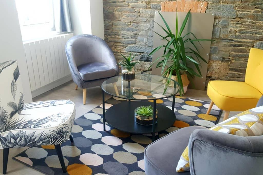 sala de estar con sillas y mesa de centro en Les Appartements de Viarmes et de Guernisac, en Morlaix