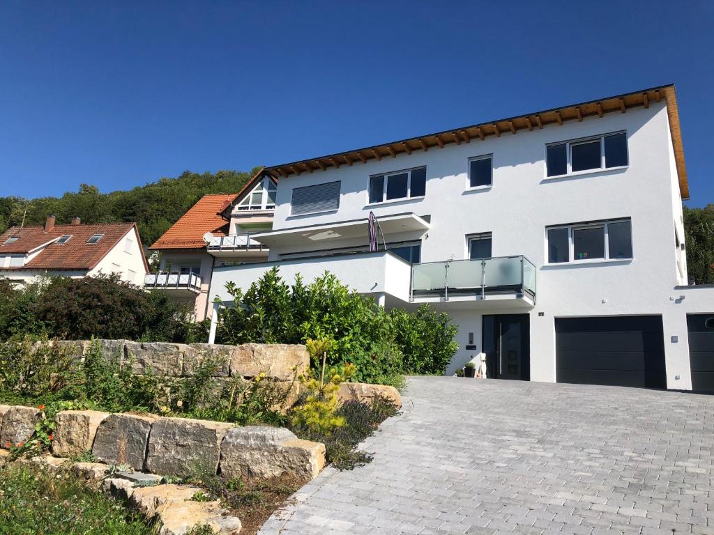 una casa blanca con una entrada delante de ella en Staufenalpe Hohenstaufen, en Göppingen