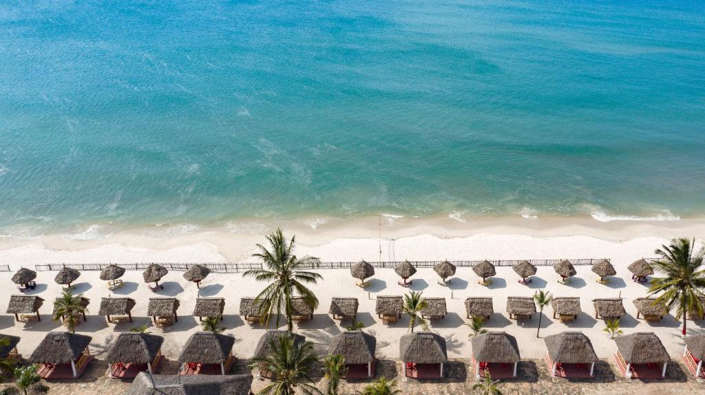 uma vista aérea de uma praia com cadeiras e do oceano em South Beach Resort em Dar es Salaam