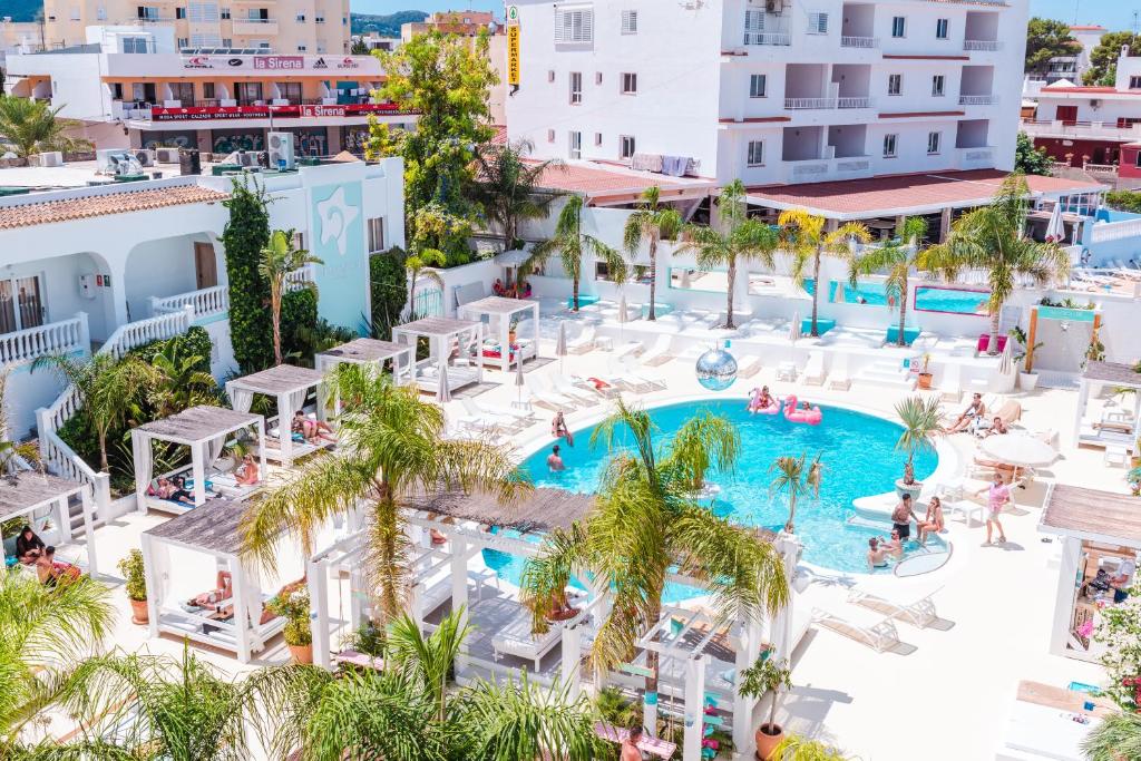 Vista sulla piscina di The Beach Star Ibiza - Adults Only o su una piscina nei dintorni