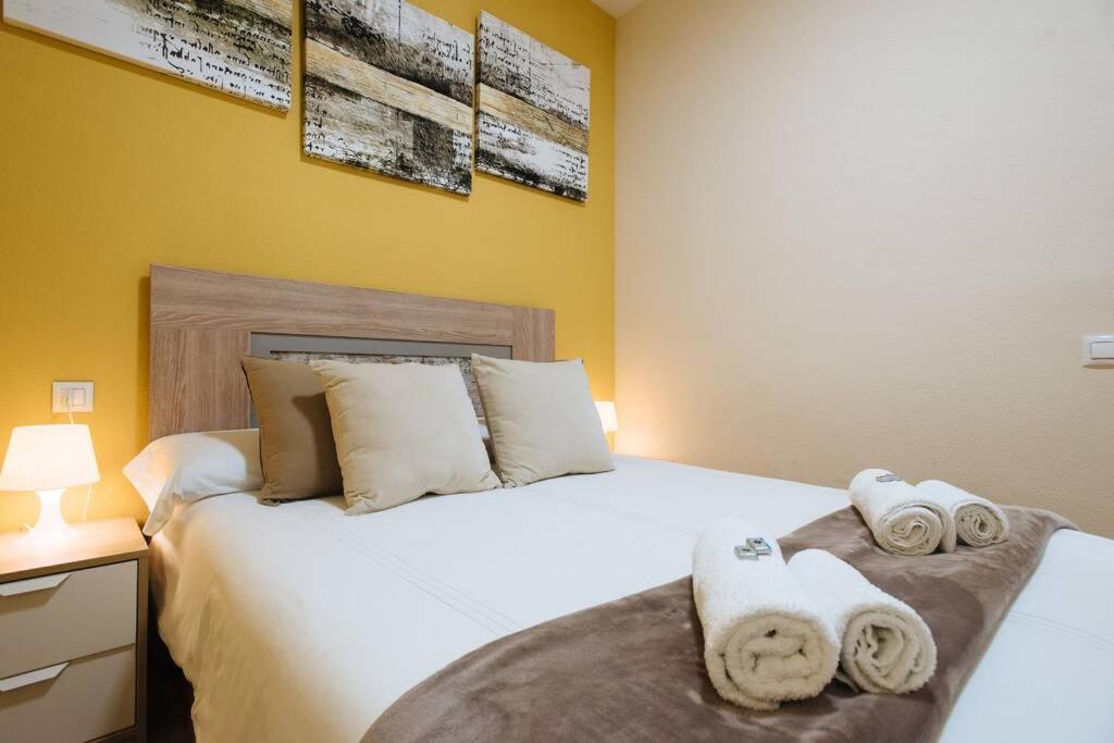 1 dormitorio con 2 camas y toallas. en Cozy and well located apartment in the center of Seville, en Sevilla
