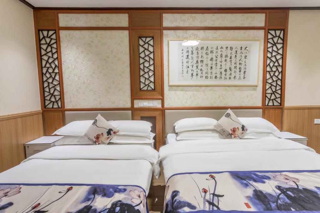 Postel nebo postele na pokoji v ubytování Suzhou Jade Snow Lodge