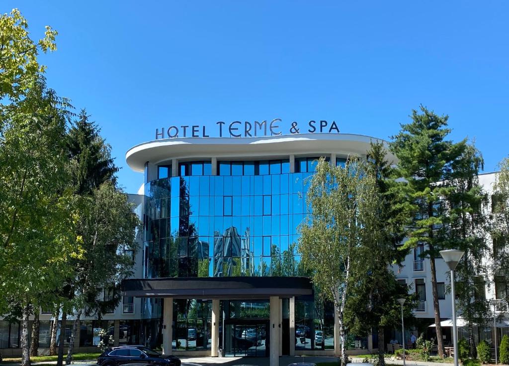 um edifício com um sinal em cima em Spa Hotel Terme em Saraievo