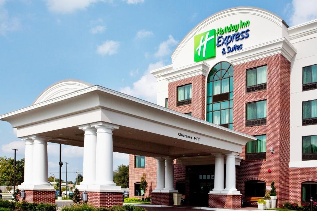 Holiday Inn Express & Suites Wilmington-Newark, an IHG Hotel في نيوارك: واجهة مبنى مستشفى