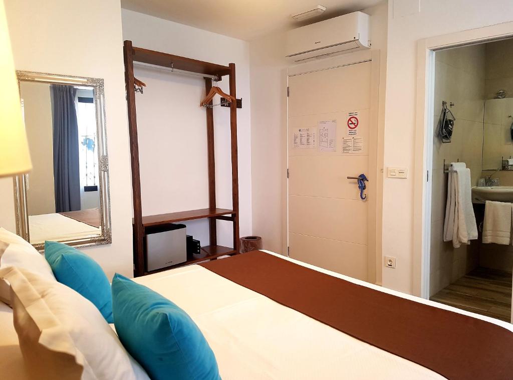 Postel nebo postele na pokoji v ubytování Hostal Boutique Casa del Mar Altea