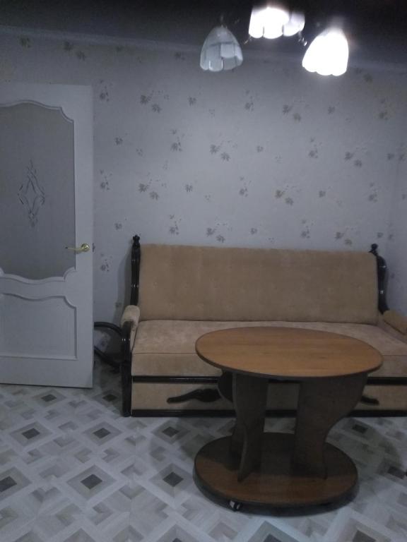 uma sala de estar com um sofá e uma mesa em Вишня,двокімнатна квартира em Truskavets